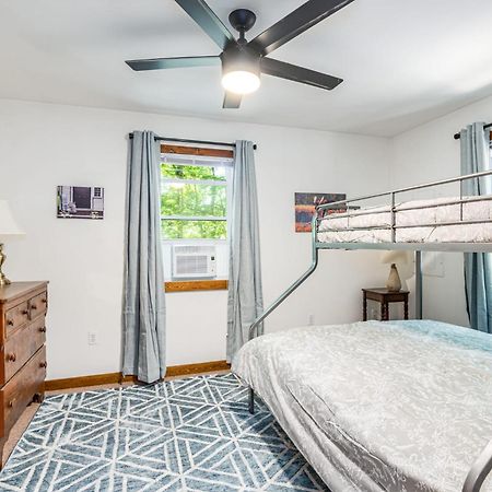Secluded W Hot Tub, Fire Pit, Deck & Updated Wifi Great Cacapon Extérieur photo
