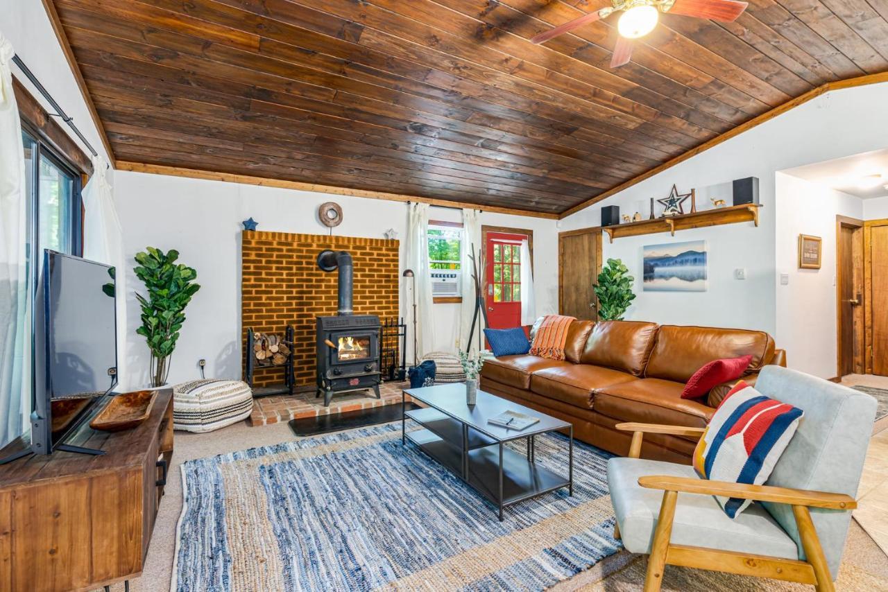 Secluded W Hot Tub, Fire Pit, Deck & Updated Wifi Great Cacapon Extérieur photo