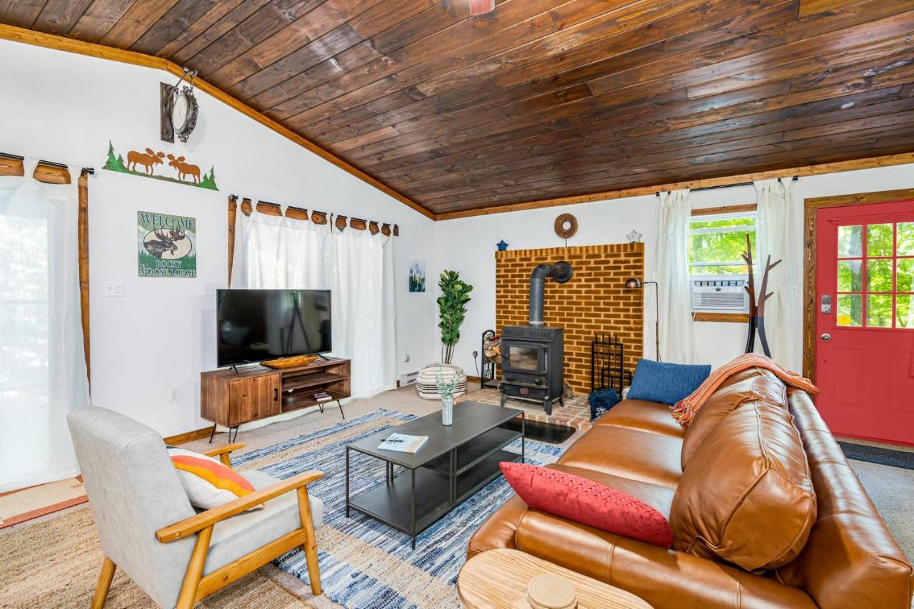 Secluded W Hot Tub, Fire Pit, Deck & Updated Wifi Great Cacapon Extérieur photo