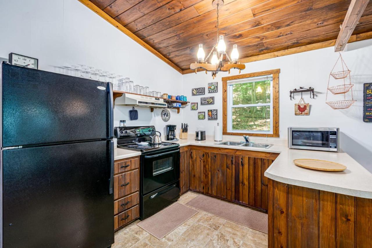 Secluded W Hot Tub, Fire Pit, Deck & Updated Wifi Great Cacapon Extérieur photo