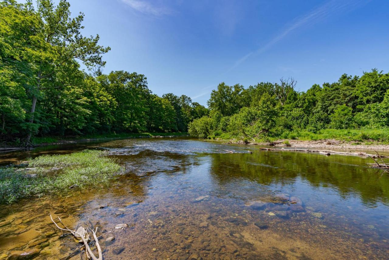 Secluded W Hot Tub, Fire Pit, Deck & Updated Wifi Great Cacapon Extérieur photo