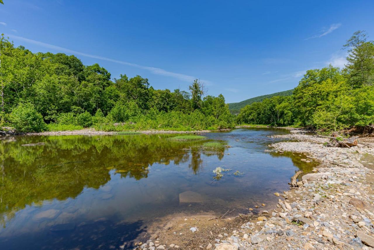 Secluded W Hot Tub, Fire Pit, Deck & Updated Wifi Great Cacapon Extérieur photo