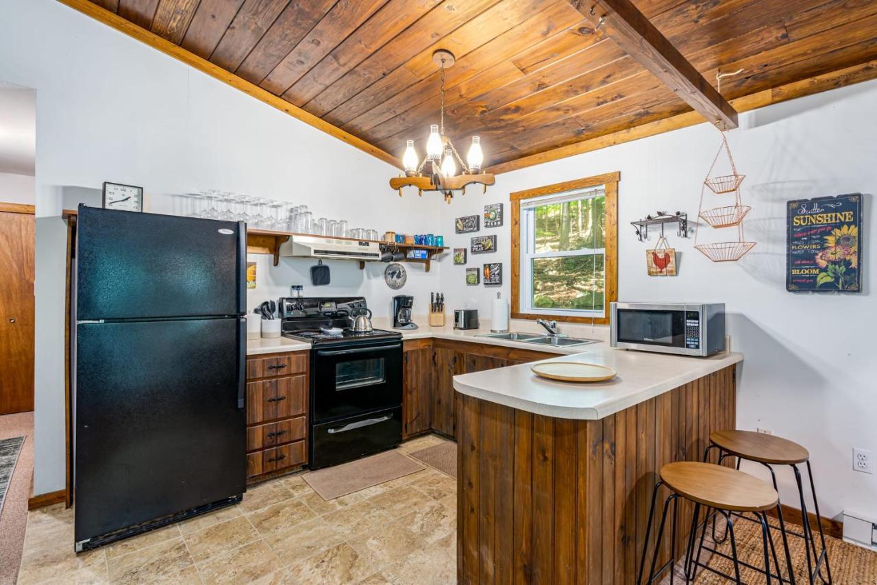 Secluded W Hot Tub, Fire Pit, Deck & Updated Wifi Great Cacapon Extérieur photo