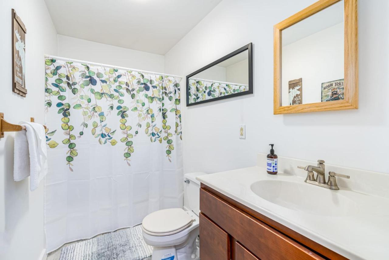 Secluded W Hot Tub, Fire Pit, Deck & Updated Wifi Great Cacapon Extérieur photo