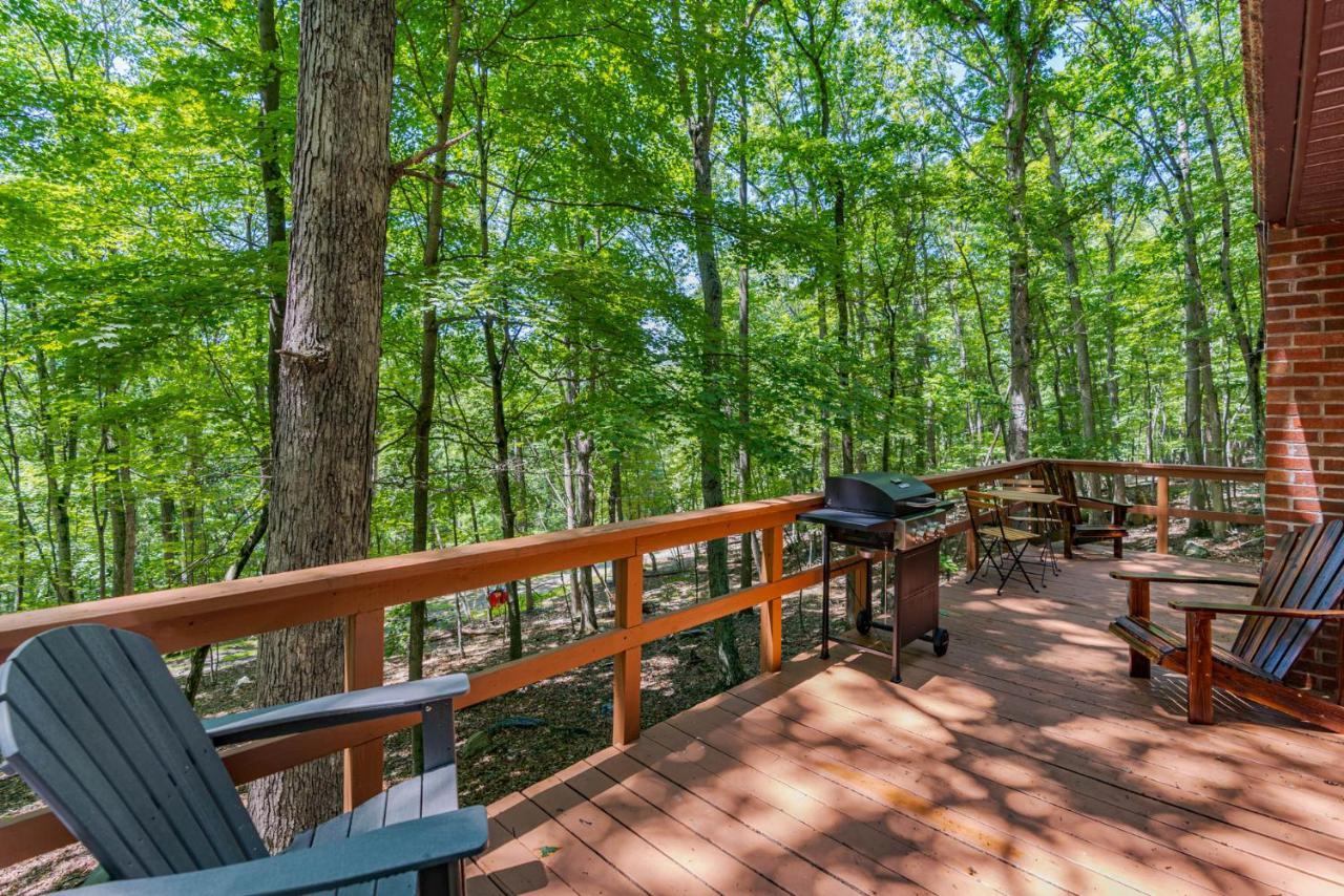 Secluded W Hot Tub, Fire Pit, Deck & Updated Wifi Great Cacapon Extérieur photo