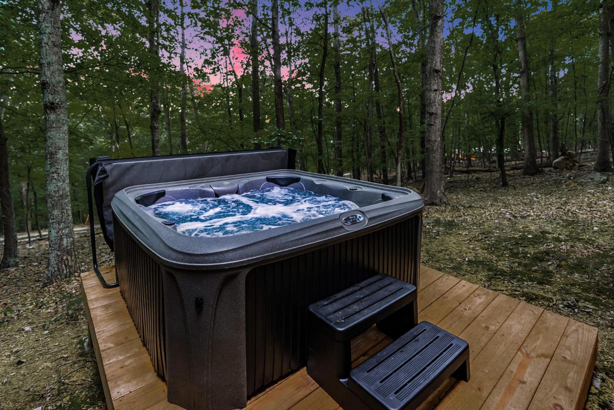 Secluded W Hot Tub, Fire Pit, Deck & Updated Wifi Great Cacapon Extérieur photo