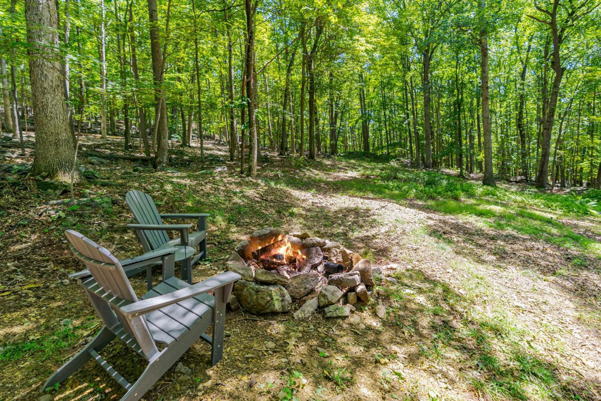 Secluded W Hot Tub, Fire Pit, Deck & Updated Wifi Great Cacapon Extérieur photo