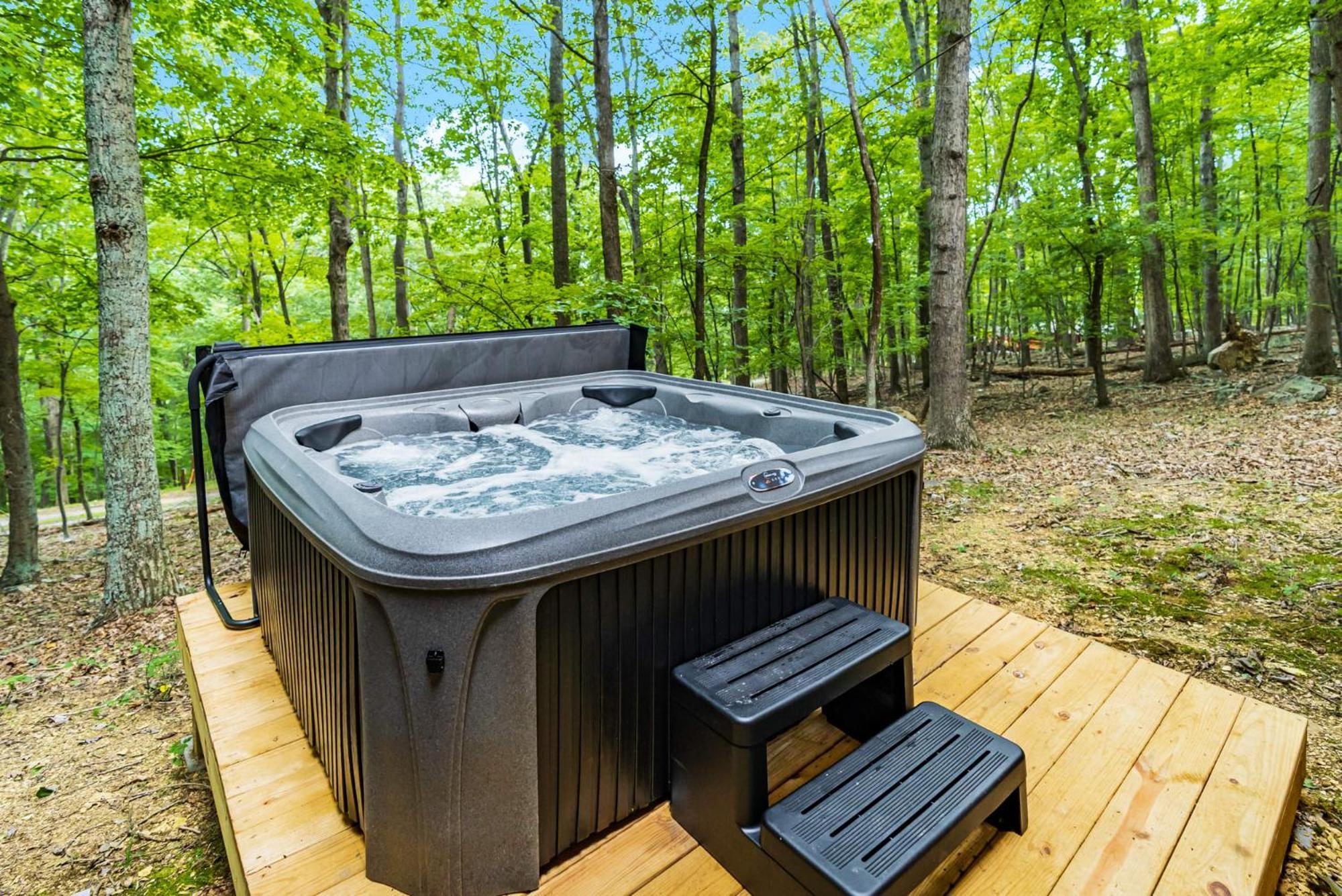Secluded W Hot Tub, Fire Pit, Deck & Updated Wifi Great Cacapon Extérieur photo