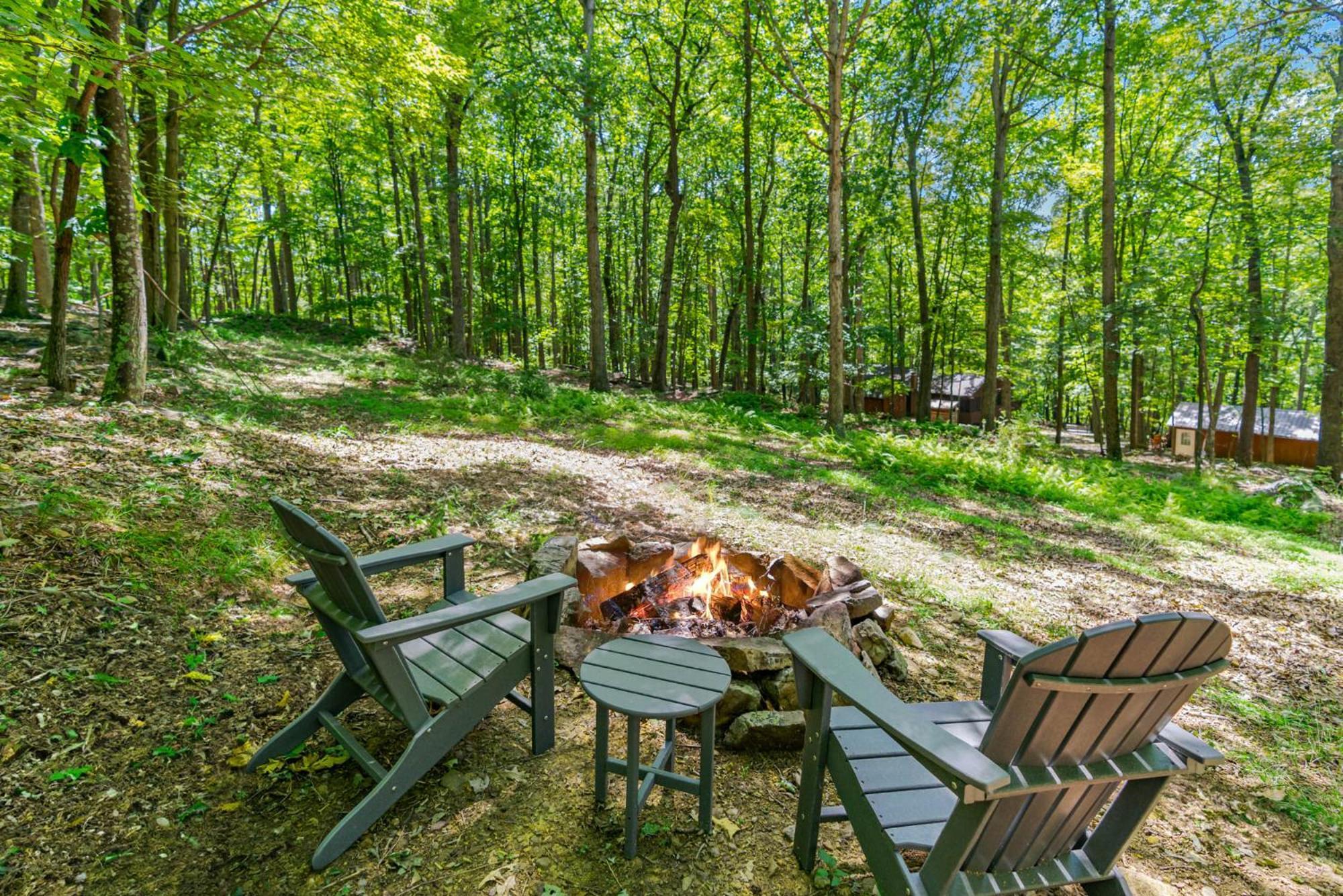 Secluded W Hot Tub, Fire Pit, Deck & Updated Wifi Great Cacapon Extérieur photo
